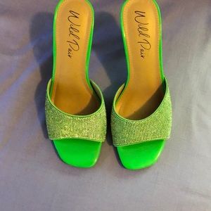 Wild Pair Green with rhyme stone size 7 1/2 Great condition